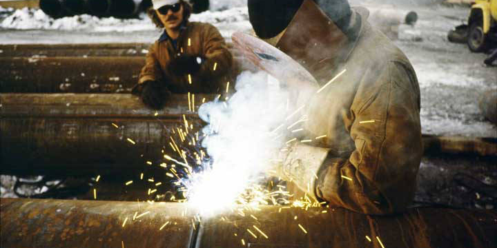 Welding_on_TransAlaska_Pipeline_1976