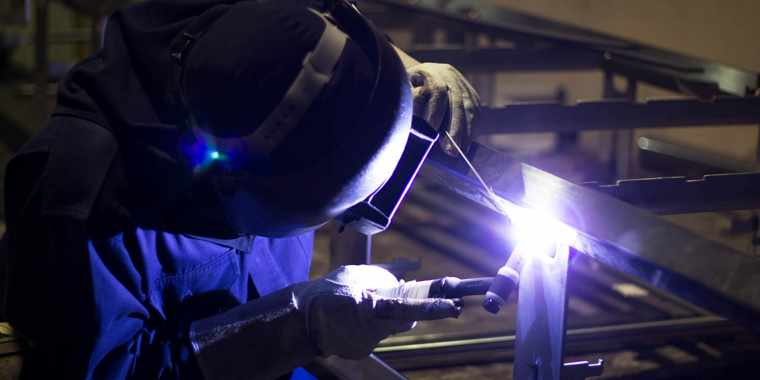Metal,Workers,Use,Manual,Labor,,Skilled,Welder,,Factory,Workers,Making Aluminum Welding