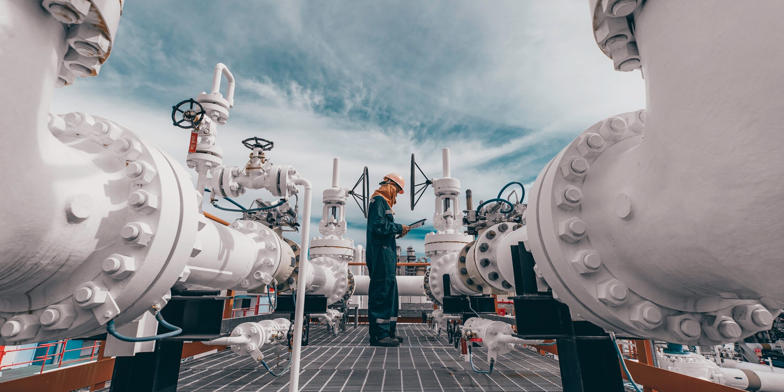 Male,Worker,Inspection,At,Steel,Long,Pipes,And,Pipe,Elbow Key Pipeline Welder Skills